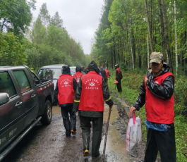 六旬老人山中走失 众人上山雨中救援