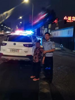 老人走失两天后，民警拨打了20余个号码助其找到家人